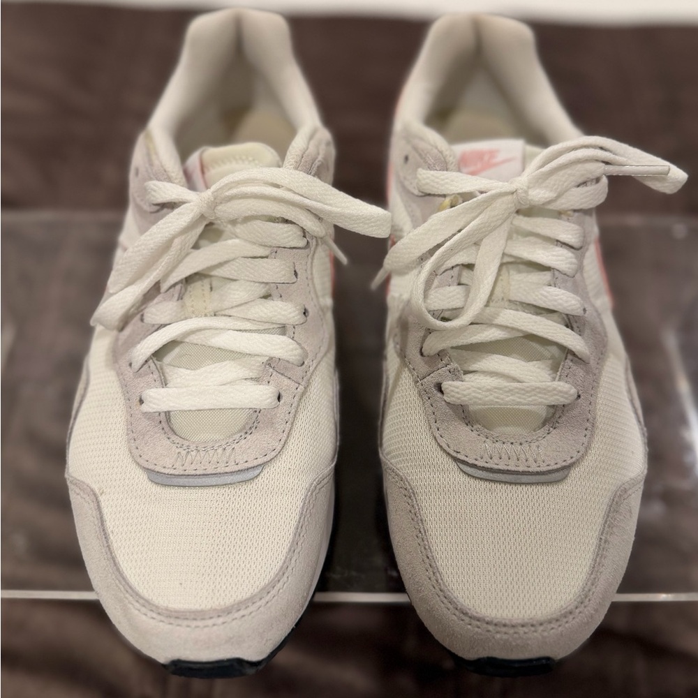 Nike Women's sz 7 Cream and Pink Sneakers - Picture 2 of 6